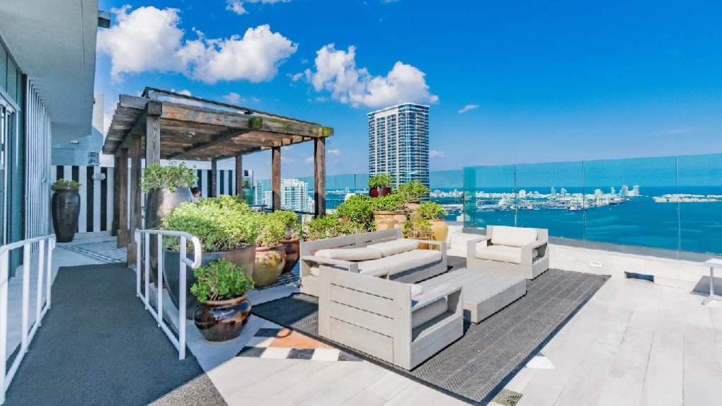 Black car and private shuttle transfer to Dua Miami from MIA