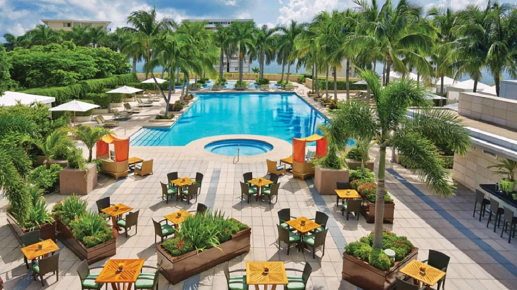 Private Car and Limo to Four Seasons Hotel Miami