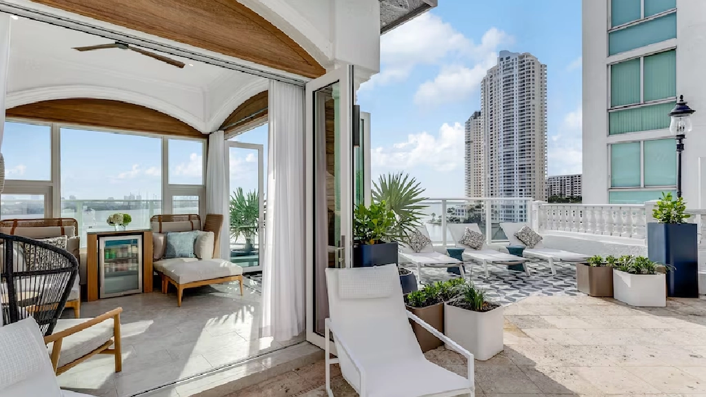 Luxury limo service to InterContinental Miami from Miami Airport