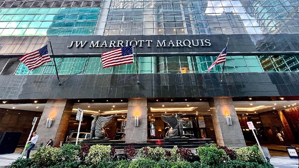 Airport limo and black car service to JW Marriott Marquis Miami