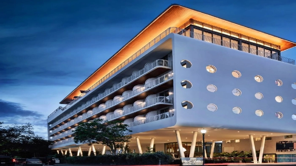 Luxury car service to Mr. C Miami – Coconut Grove