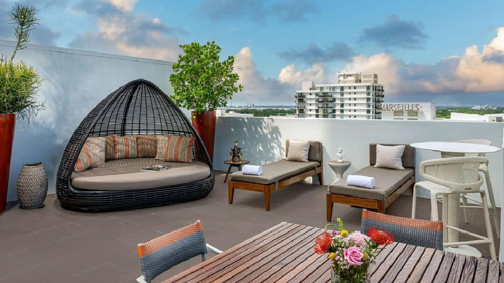 Private airport shuttle to SLS South Beach