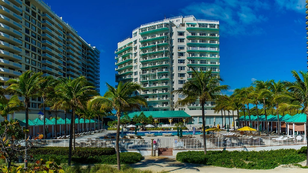 Private car service to The St. Regis Bal Harbour Resort from Miami Airport